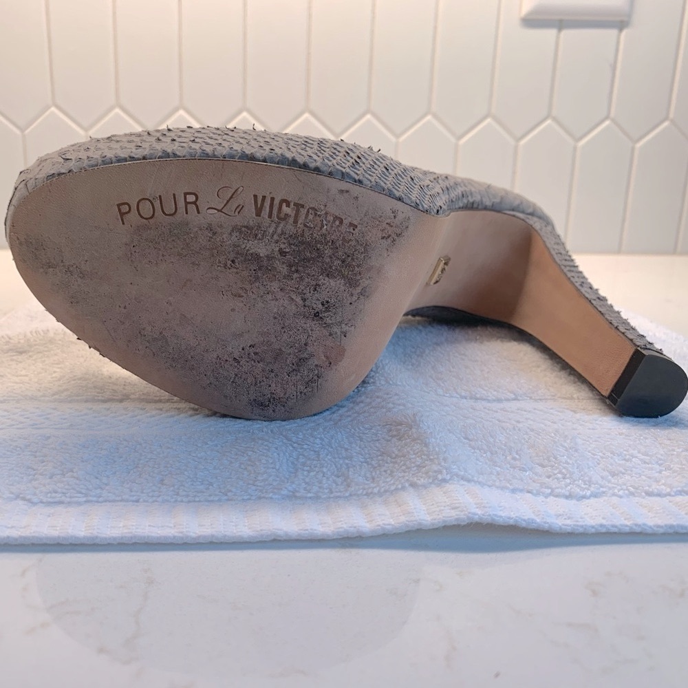 Pour La Victoire Irina II Platform Pumps. Gray Embossed Snakeskin. Size 10. EUC. - Picture 13 of 14